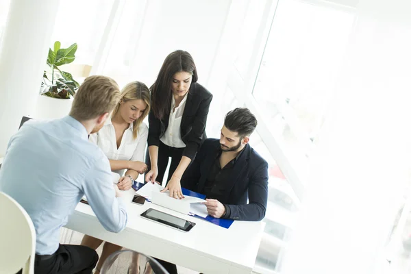 Zakenmensen op kantoor — Stockfoto