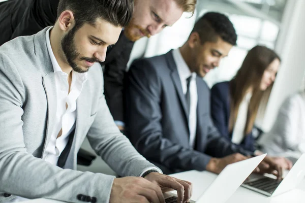 Gente de negocios en la oficina —  Fotos de Stock