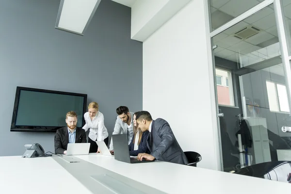 Gente de negocios en la oficina —  Fotos de Stock