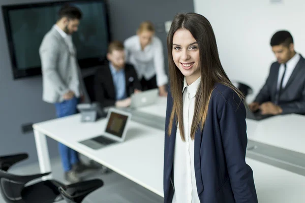 Jóvenes en la oficina — Foto de Stock