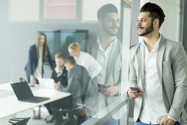 Jeune homme d'affaires au bureau — Photo