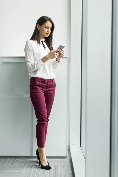 Geschäftsfrau mit dem Telefon — Stockfoto