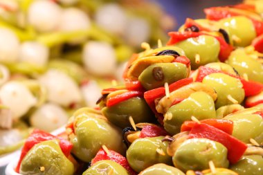 Zeytin kırmızı pul biber ile