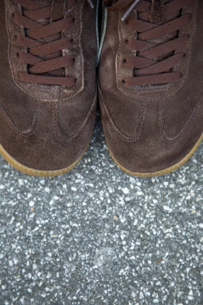 Sapatos em uma pessoa de cima — Fotografia de Stock