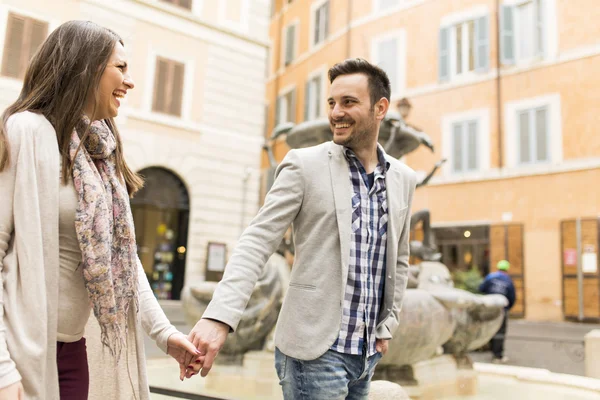 Casal feliz em Roma — Fotografia de Stock