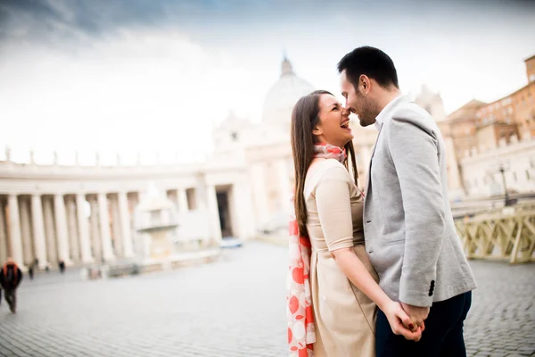 Счастливая пара в Риме — стоковое фото