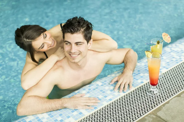 Молодая пара в бассейне — стоковое фото