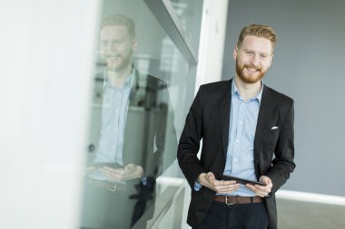 Ofisteki genç adam.