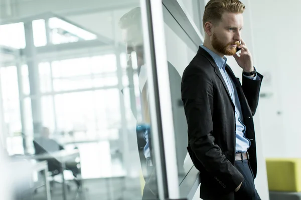 Jeune homme dans le bureau — Photo