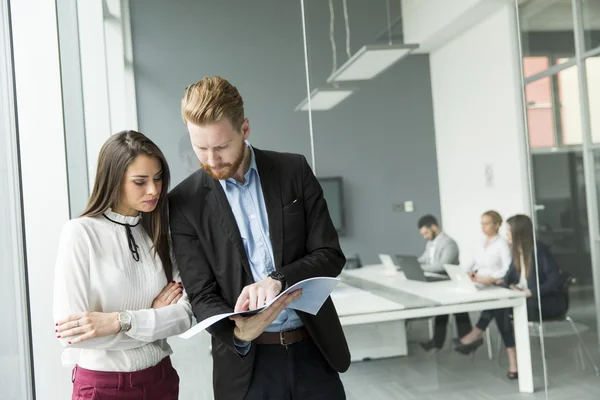 Gente de negocios en la oficina — Foto de Stock