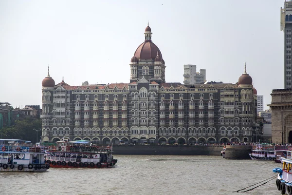 Boats in front of the Taj Mahal Palace Hotel — Stock Photo, Image