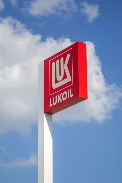 Logo przed stacja benzynowa Lukoil — Zdjęcie stockowe