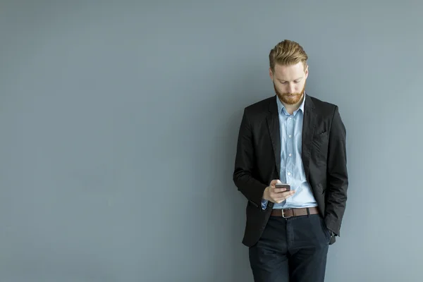 Junger Mann im Büro — Stockfoto