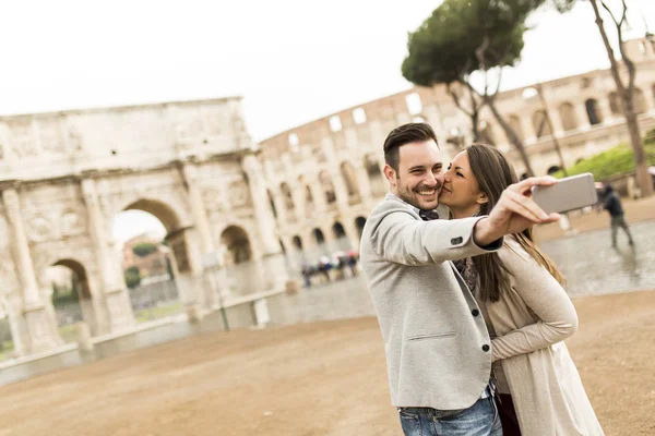 Roma'da mutlu çift — Stok fotoğraf