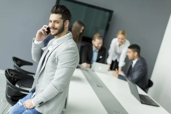 Telefonu olan genç bir adam. — Stok fotoğraf