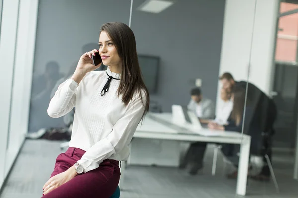 İş kadını ile belgili tanımlık telefon — Stok fotoğraf