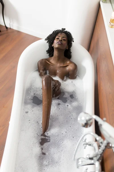 Jolie femme dans une baignoire — Photo