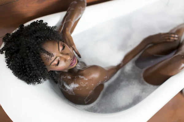 Vacker kvinna i ett badkar — Stockfoto