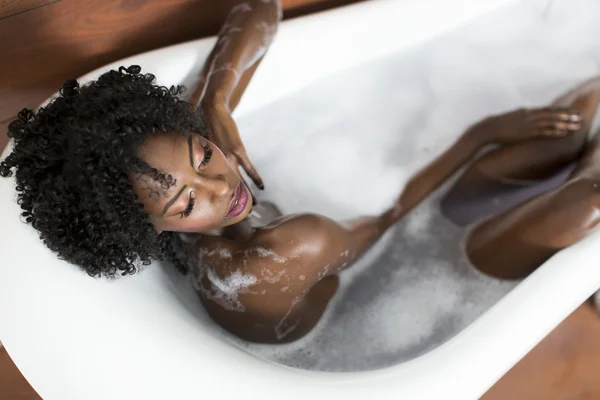 Jolie femme dans une baignoire — Photo