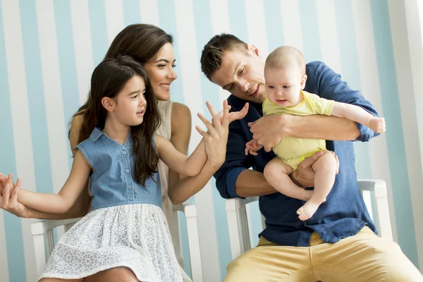 Família feliz em casa — Fotografia de Stock