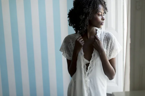 Femme posant dans la chambre — Photo