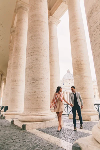 Pareja feliz en Roma —  Fotos de Stock