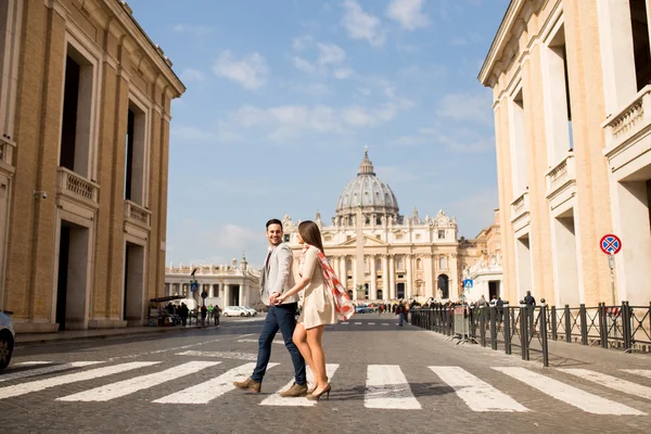 Szczęśliwa para w Rzymie — Zdjęcie stockowe