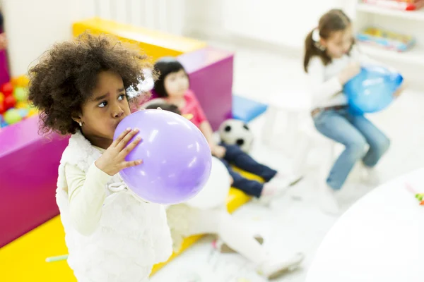 Kleine meisjes in de kleuterschool — Stockfoto