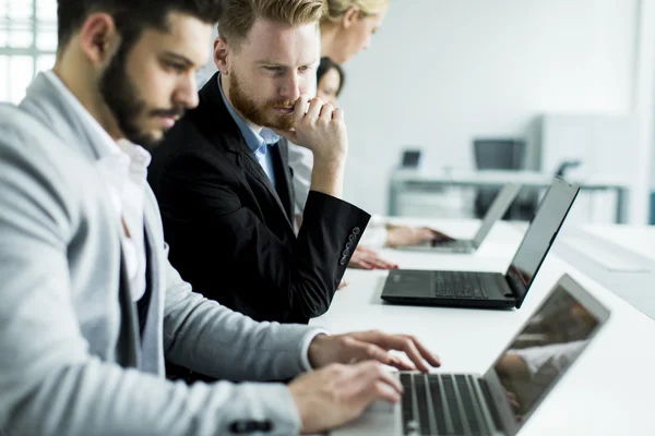 Gente de negocios en la oficina —  Fotos de Stock