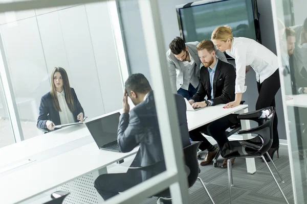 Geschäftsleute im Büro — Stockfoto