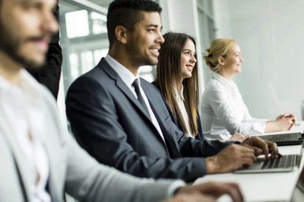 Geschäftsleute im Büro — Stockfoto