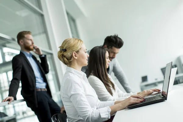 Gente de negocios en la oficina —  Fotos de Stock