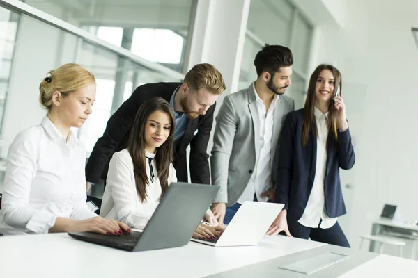 Geschäftsleute im Büro — Stockfoto