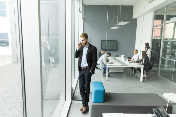 Jeune homme d'affaires au bureau — Photo