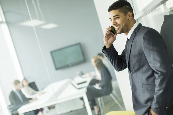 Homem de negócios em um telefone — Fotografia de Stock