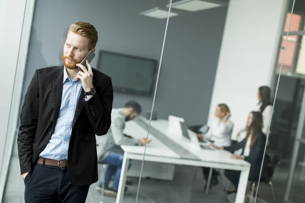 Jeune homme d'affaires au bureau — Photo