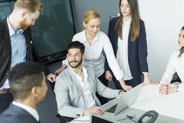 Empresários no escritório — Fotografia de Stock