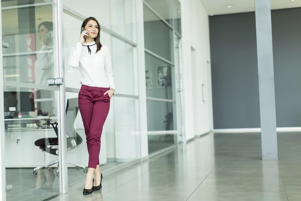 Jolie femme dans le bureau — Photo