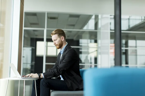 Jeune homme d'affaires au bureau — Photo