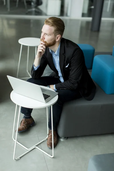 Jeune homme d'affaires au bureau — Photo