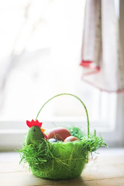 Cesto pasquale con uova — Foto Stock