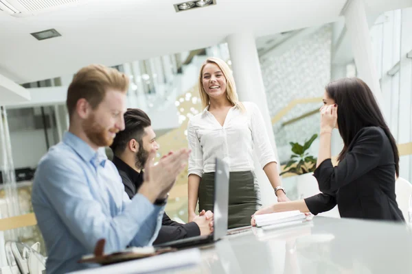 Geschäftsleute im Büro — Stockfoto