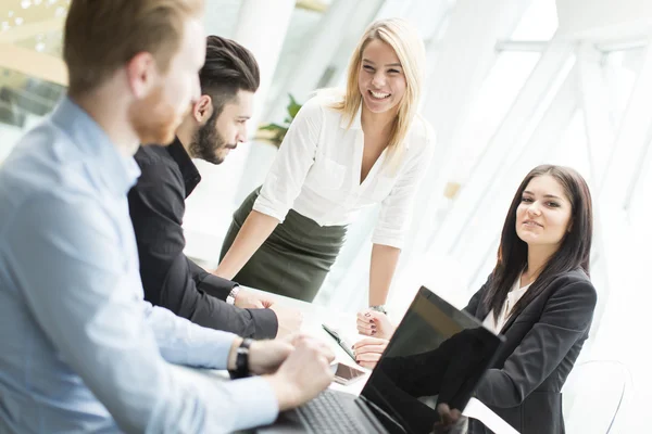 Zakenmensen op kantoor — Stockfoto