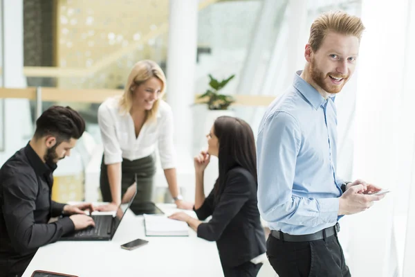 Junger Mann im Büro — Stockfoto