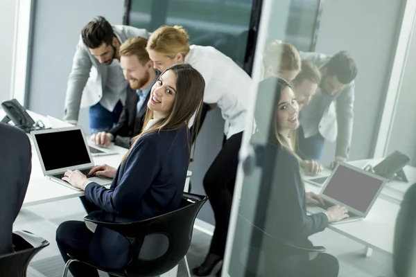 Empresários no escritório — Fotografia de Stock