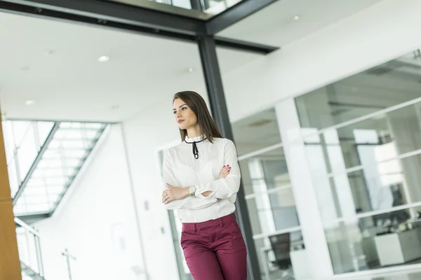 Mujer joven en la oficina —  Fotos de Stock