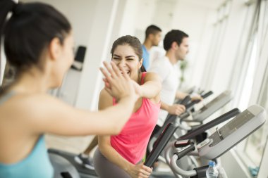 Spor salonundaki gençler.