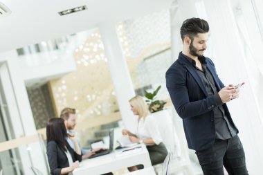 Ofisteki genç adam.