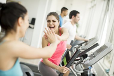 Spor salonundaki gençler.