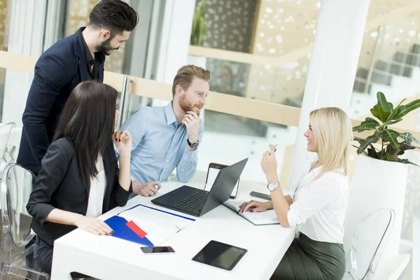 Ofisteki iş adamları.